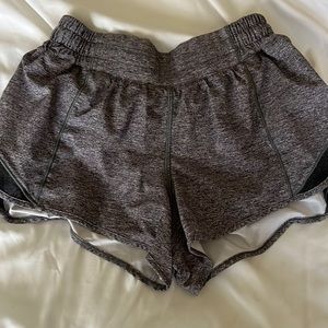 Lululemon Hotty Hots- 2.5 inch inseam